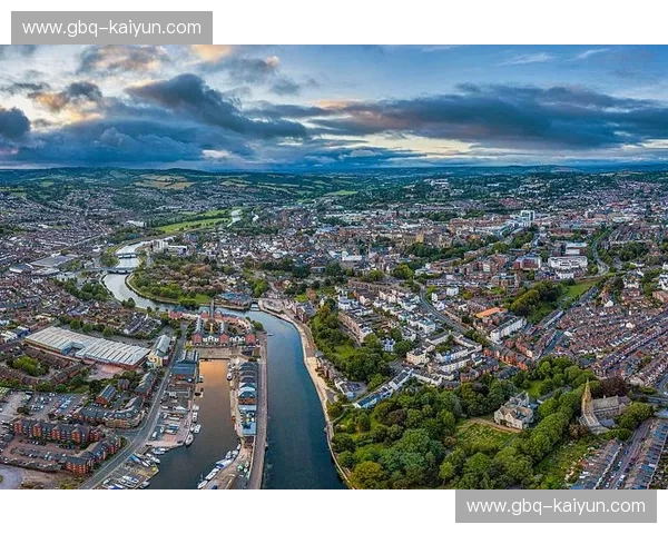 德文郡之魂的红白礼赞：当埃克塞特遇上宿命之敌，一场关于信仰与泥土的博弈